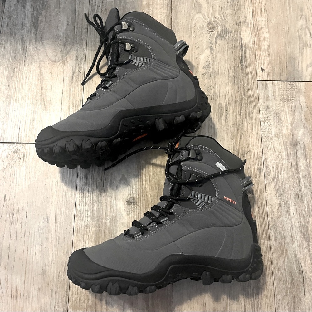 Women’s waterproof hiking boots like new